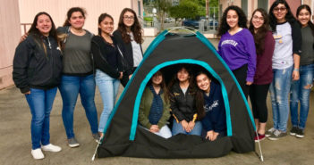 12 giovani ragazze costruiscono la prima tenda solare per homeless tenda solare