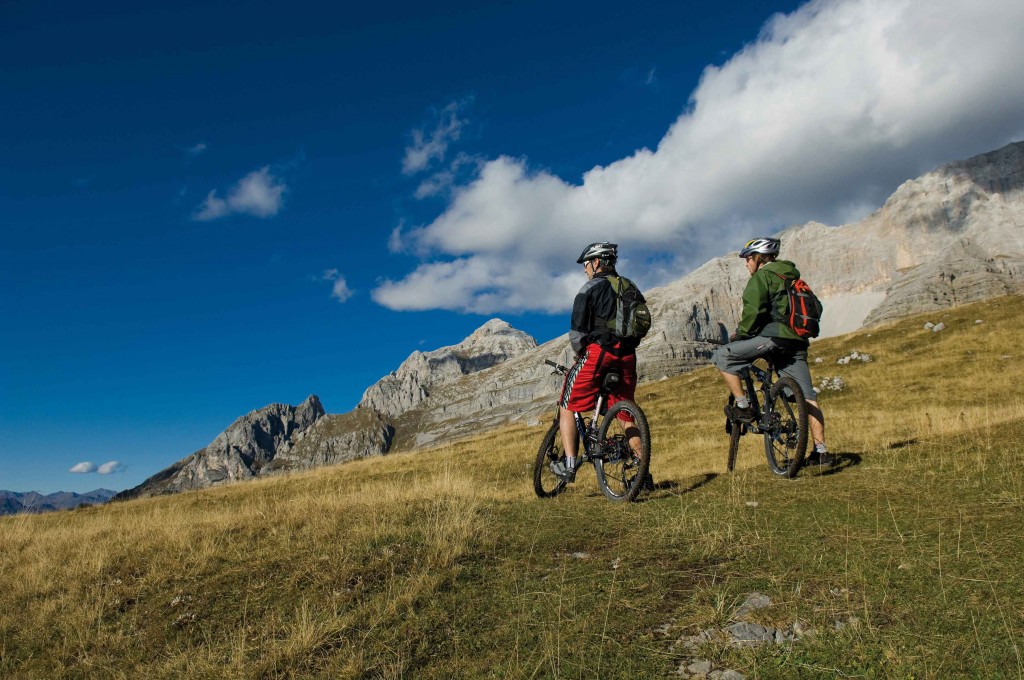 Due ciclisti in montagna