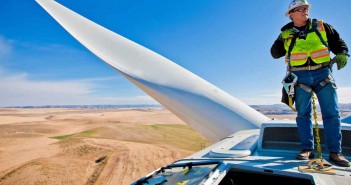 I 10 lavori green più richiesti dal mercato Un tecnico all'opera su una pala eolica