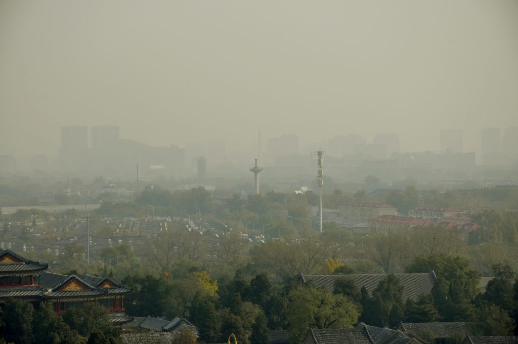 Droni antinquinamento e aria in barattolo in Cina