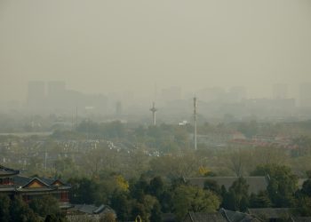 Droni antinquinamento e aria in barattolo in Cina