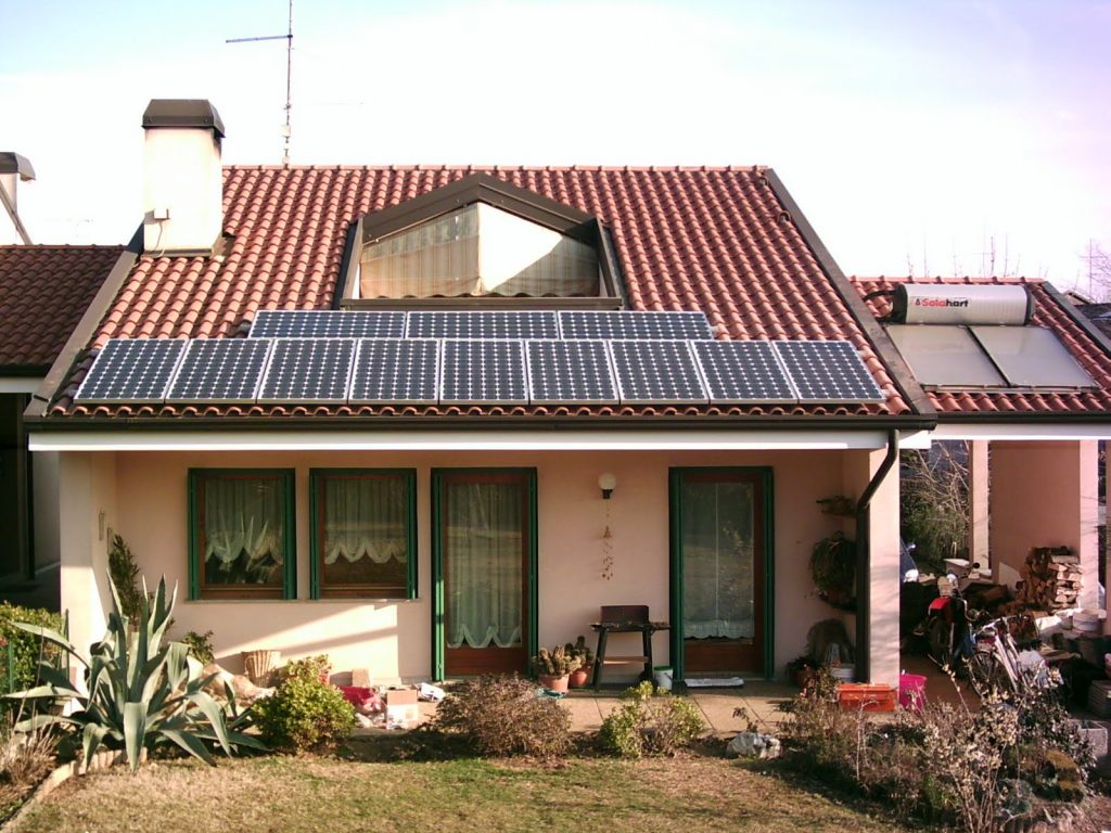 Un casa con un impianto fotovoltaico sul tetto