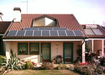 Un casa con un impianto fotovoltaico sul tetto