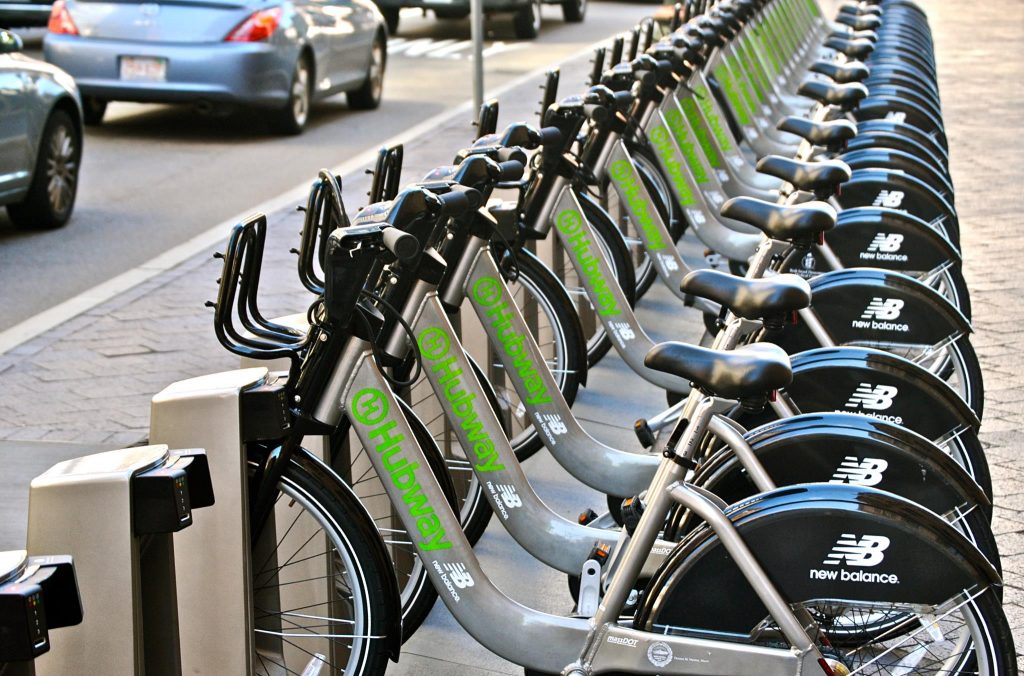 Biciclette per il bikesharing in una rastrelliera