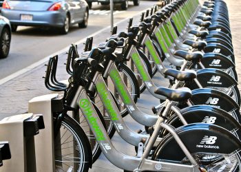 Biciclette per il bikesharing in una rastrelliera