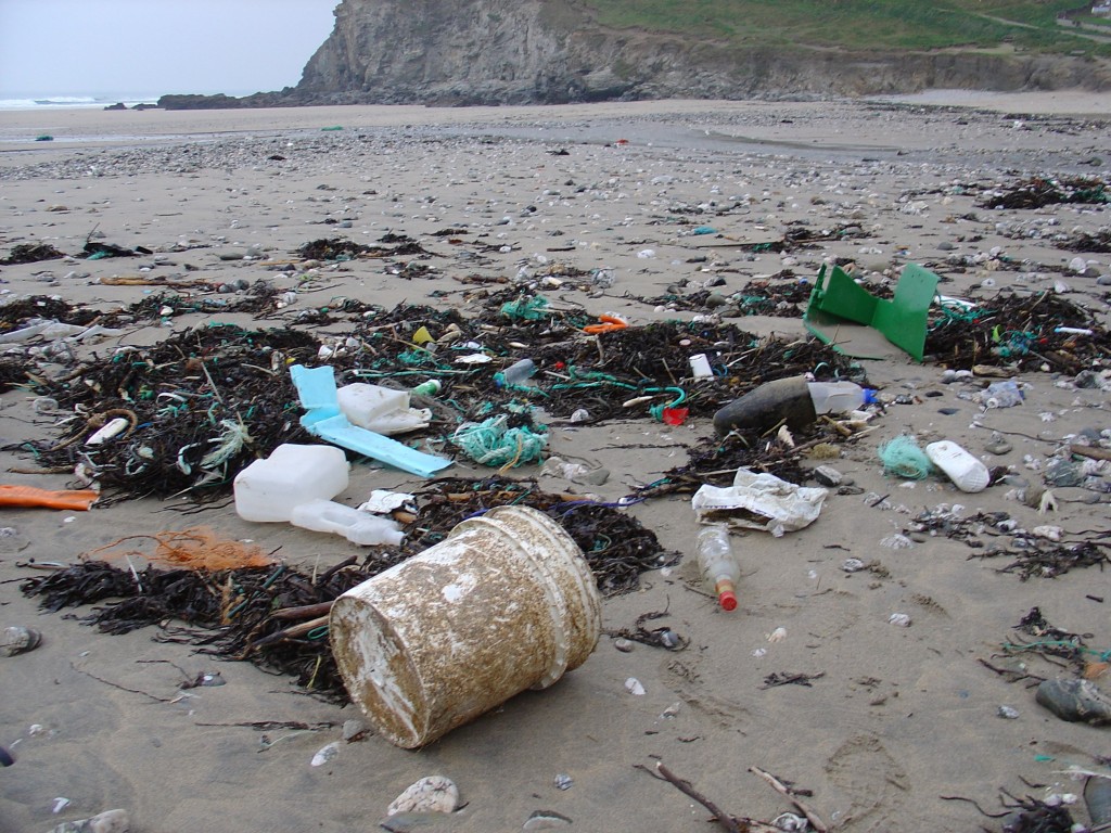 Una spiaggia inquinata