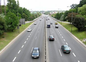 Una strada a quattro corsie