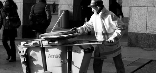 Un operatore ecologico al lavoro