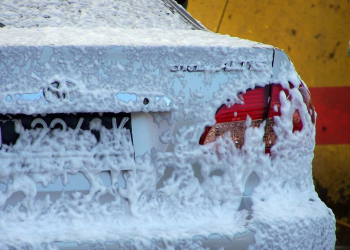 Una automobile pronta per essere lavata