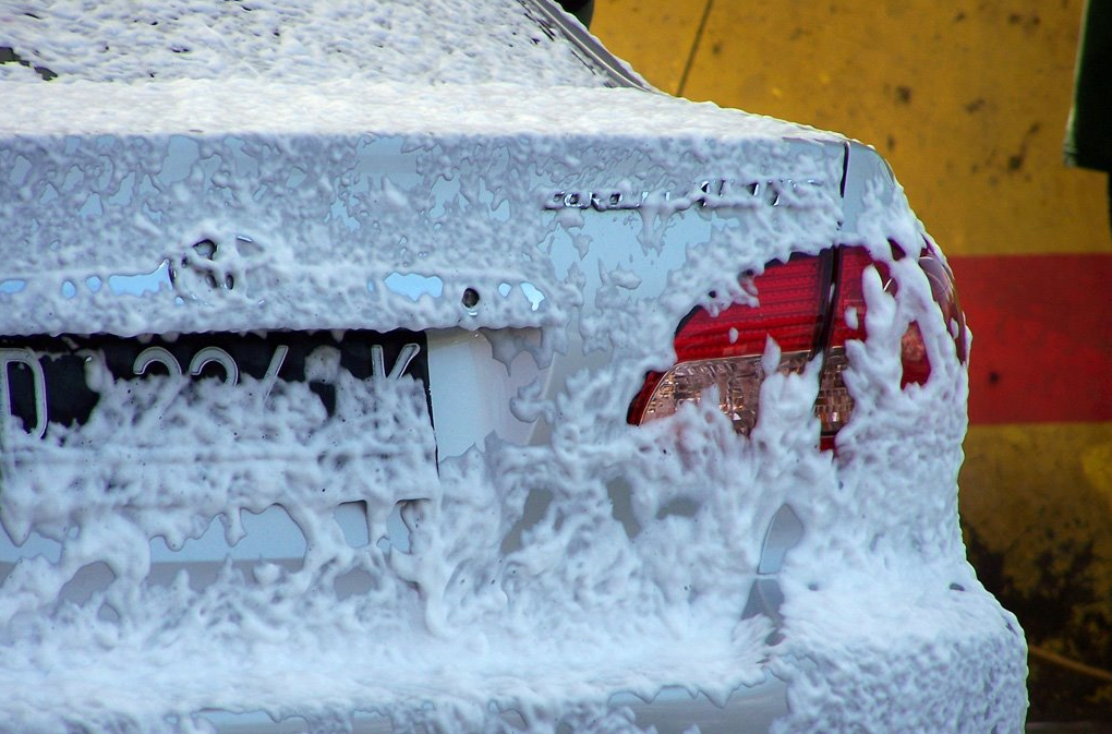 Una automobile pronta per essere lavata