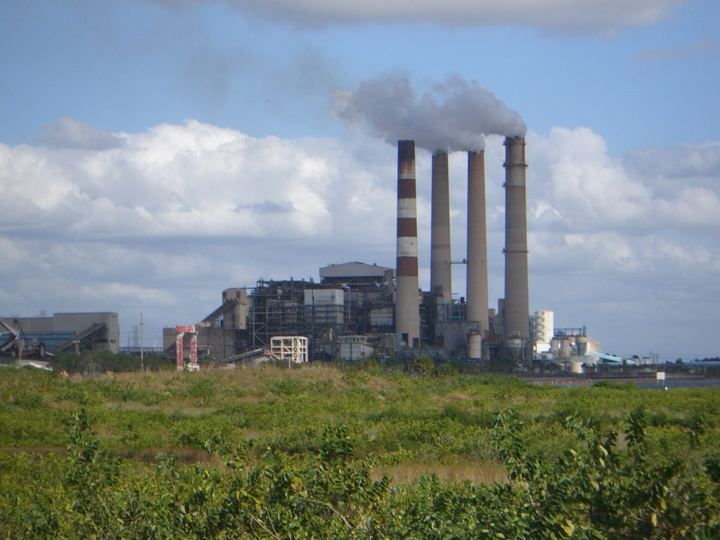 Le ciminiere di un impianto di produzione