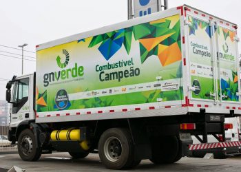 Un mezzo ecologico dell'Iveco destinato alla raccolta dei rifiuti umidi nella città di Porto Alegre