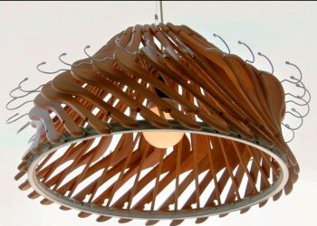 Un lampadario realizzato con le grucce