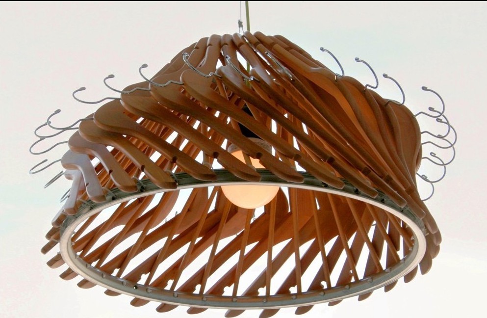 Un lampadario realizzato con le grucce