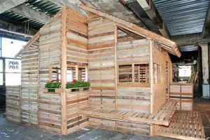 La casa di pallet di i-Beam