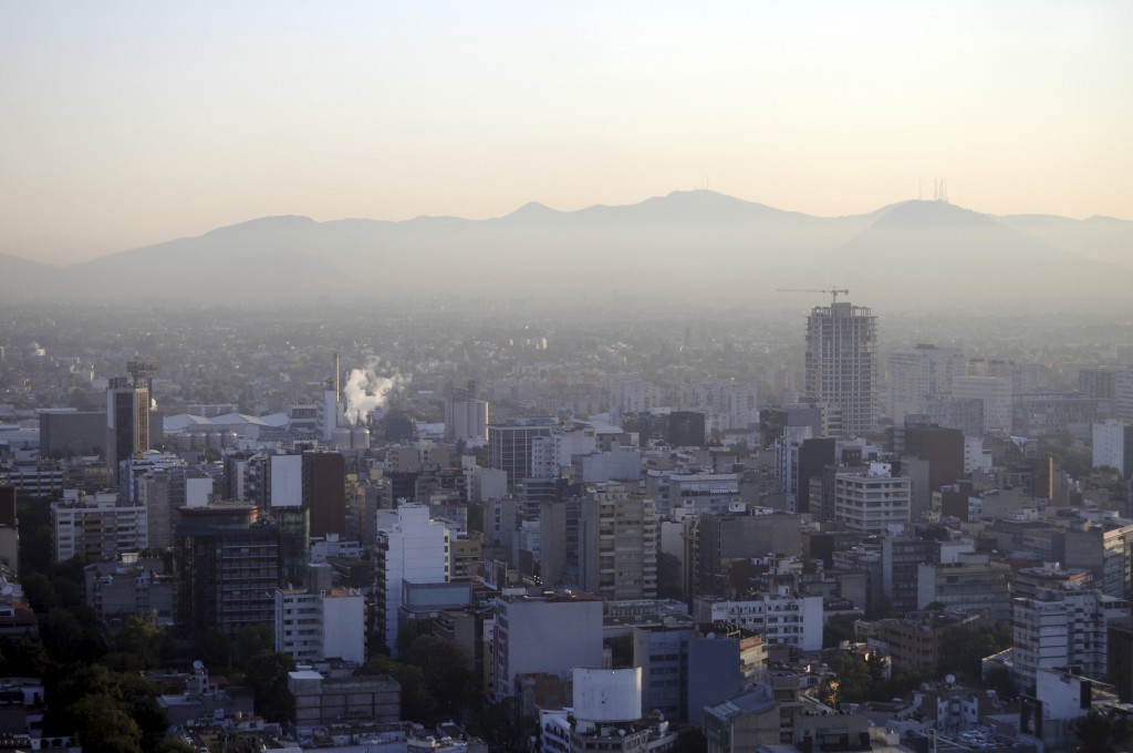 Città del Messico sovrastata da una cappa di inquinamento