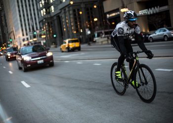 Una bici in un centro cittadino