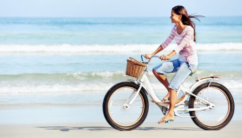 Una ragazza in bicicletta