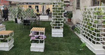 Milano, al Fuori Salone uno spazio per il Green Village Un'installazione green al Fuori Salone