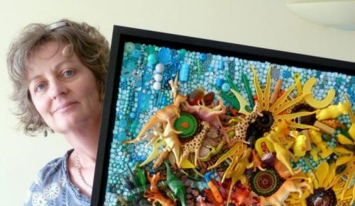 Jane Perkins con una delle sue opere