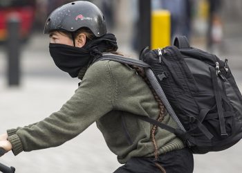 Un ciclista in una città inquinata