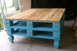 Un tavolino realizzato con un pallet