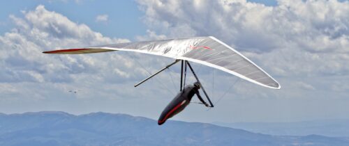 Un deltaplano in volo