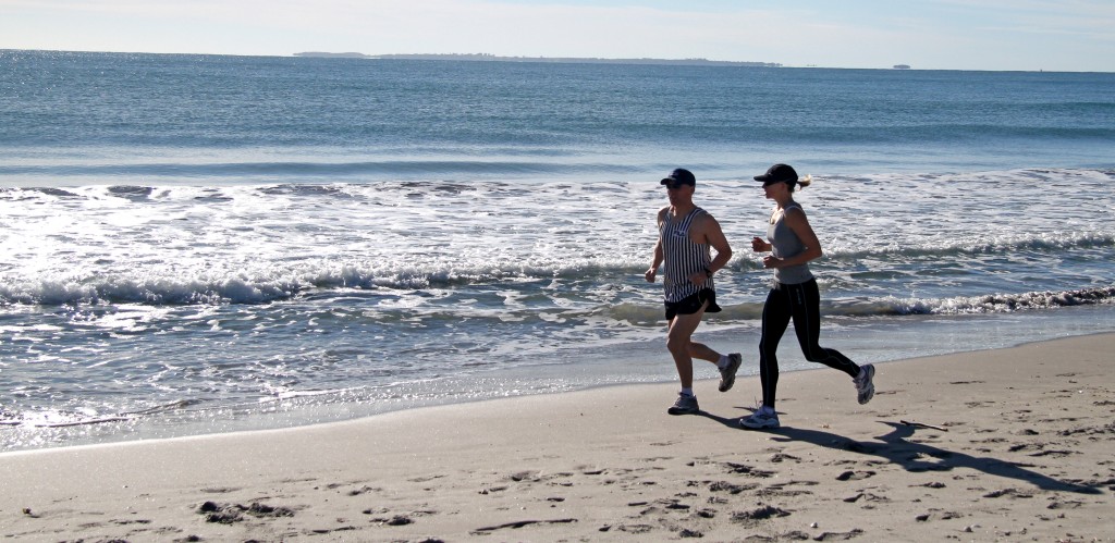 Due persone che fanno jogging sulla spiaggia