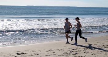 10 modi per praticare sport in armonia con l’ambiente Due persone che fanno jogging sulla spiaggia