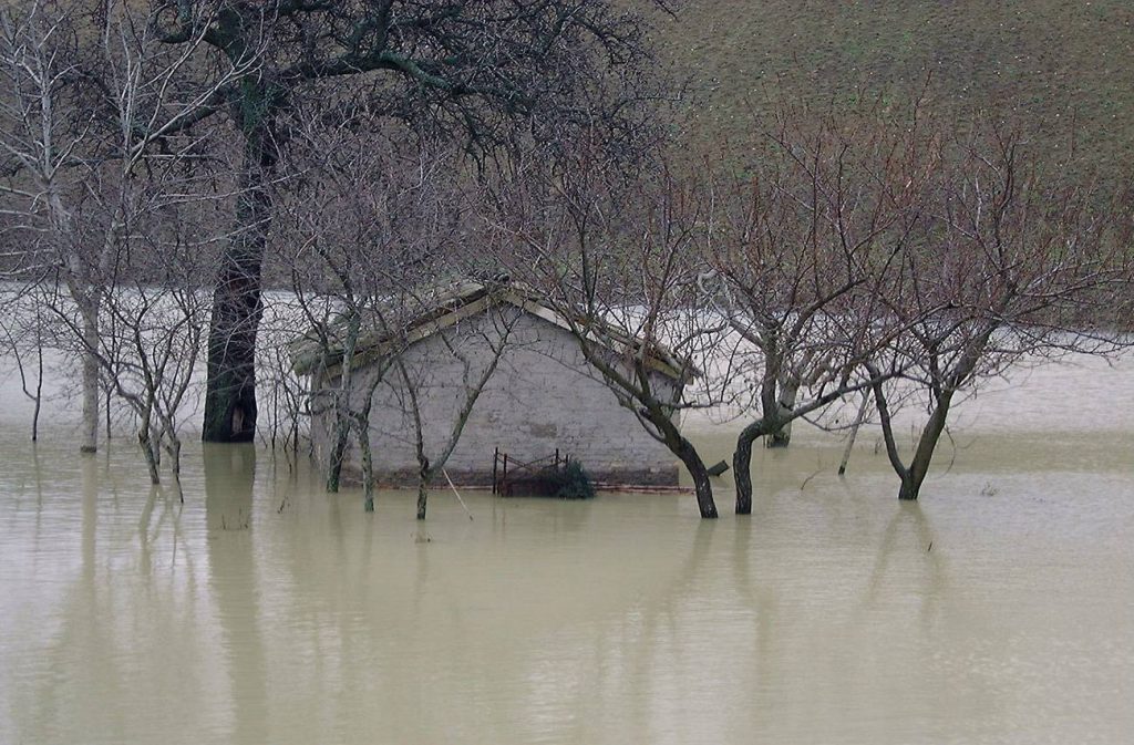 Una casa semi-sommersa dall'acqua