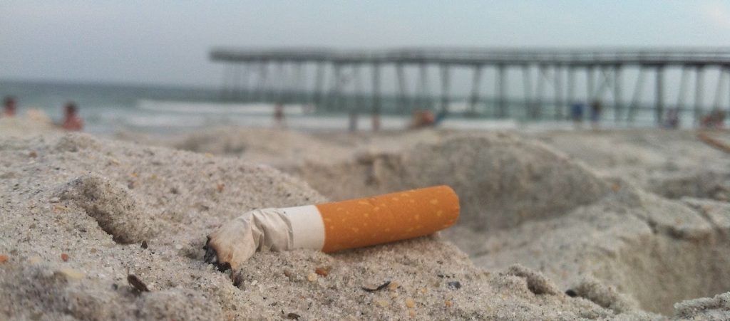 Una sigaretta su una spiaggia