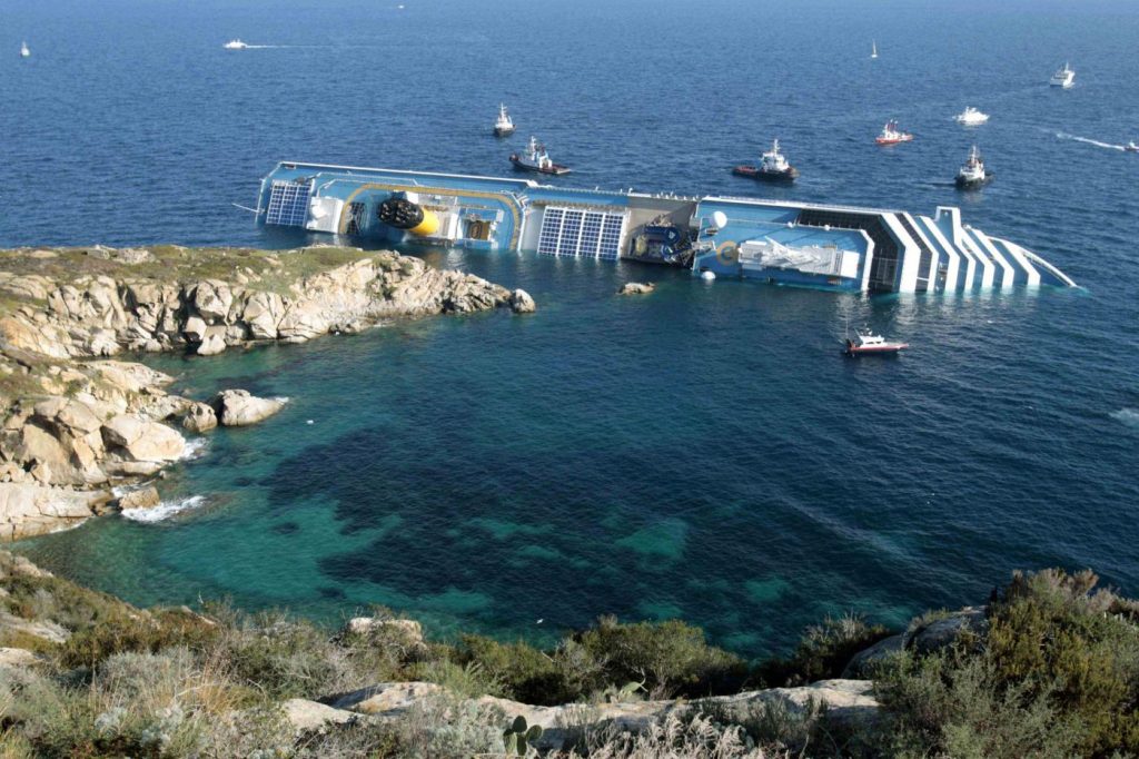 La Costa Concordia arenata sul litorale