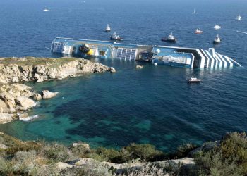 La Costa Concordia arenata sul litorale