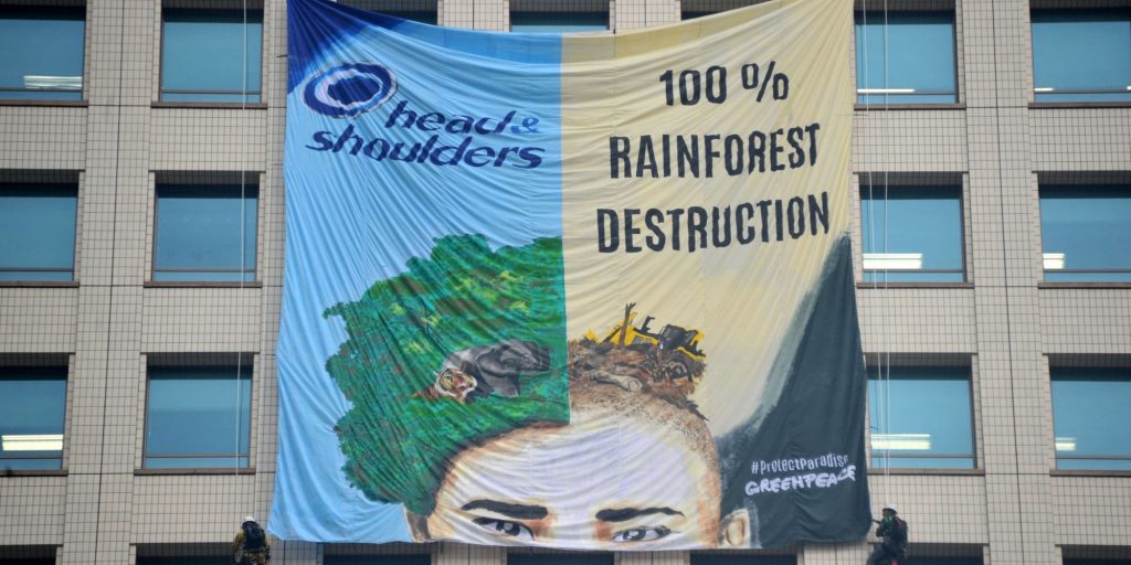 Una protesta inscenata da Greenpeace contro le politiche di approvvigionamento della P&G