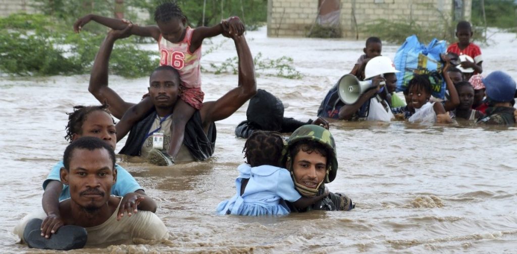 Una paese tropicale durante un'alluvione