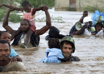 Una paese tropicale durante un'alluvione