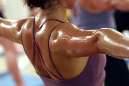Un fisico sudato dopo un allenamento in palestra
