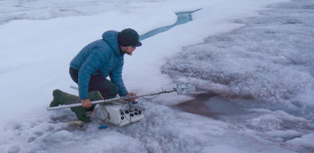 Un tecnico sta misurando il grado di annerimento della neve