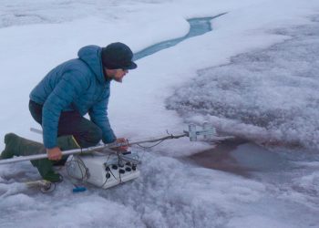 Un tecnico sta misurando il grado di annerimento della neve