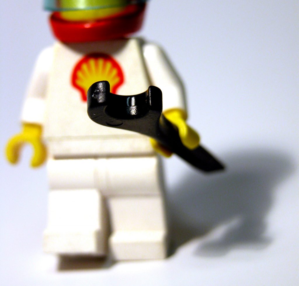 Un omino Lego con il marchio Shell sulla casacca
