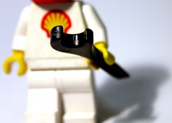 Un omino Lego con il marchio Shell sulla casacca