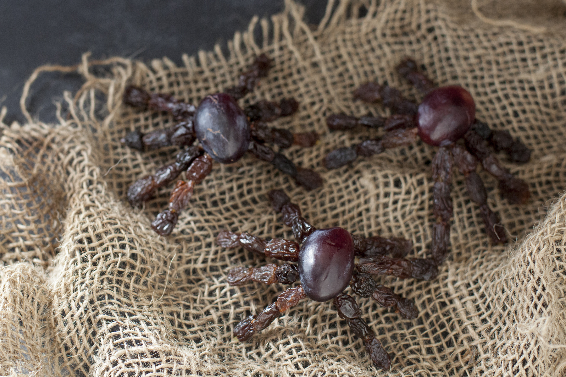 Ragni di uva e uvetta (foto e ricetta: http://eatingrichly.com/10/healthy-kid-snack-for-halloween-fruit-spiders-recipe/img_1333cute-healthy-halloween-snack/)