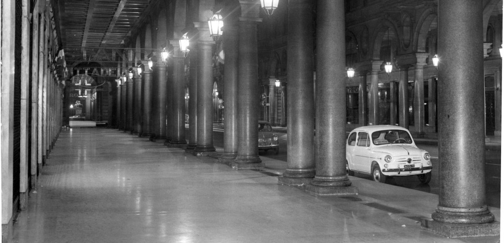 Una suggestiva immagine dell'illuminazione pubblica di Roma (foto: http://it.wikipedia.org/wiki/File:Illuminazione_v._Roma.jpg)