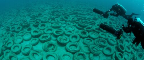 Due sub impegnati in operazioni di recupero degli pneumatici