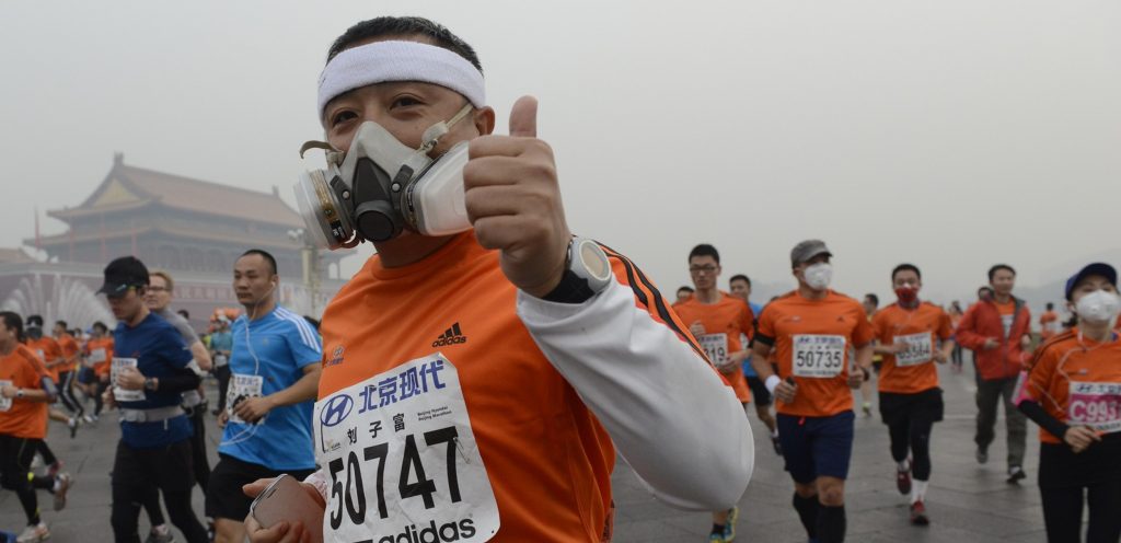 Un partecipante alla maratona di Pechino (foto http://www.japantimes.co.jp/)