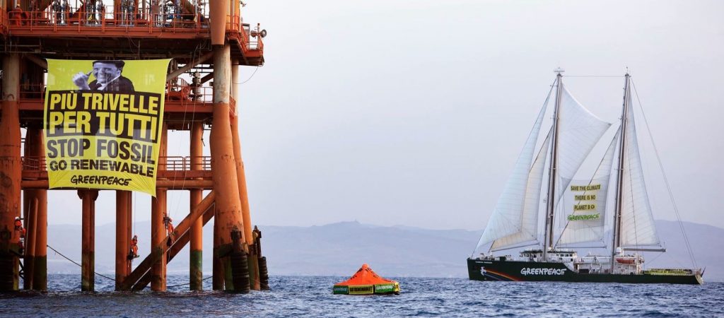 La manifestazione inscenata da Greenpeace (foto http://toxicleaks.org/)