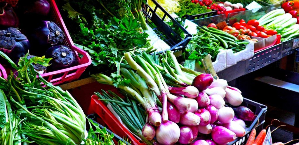 Ortaggi esposti al banco di un fruttivendolo