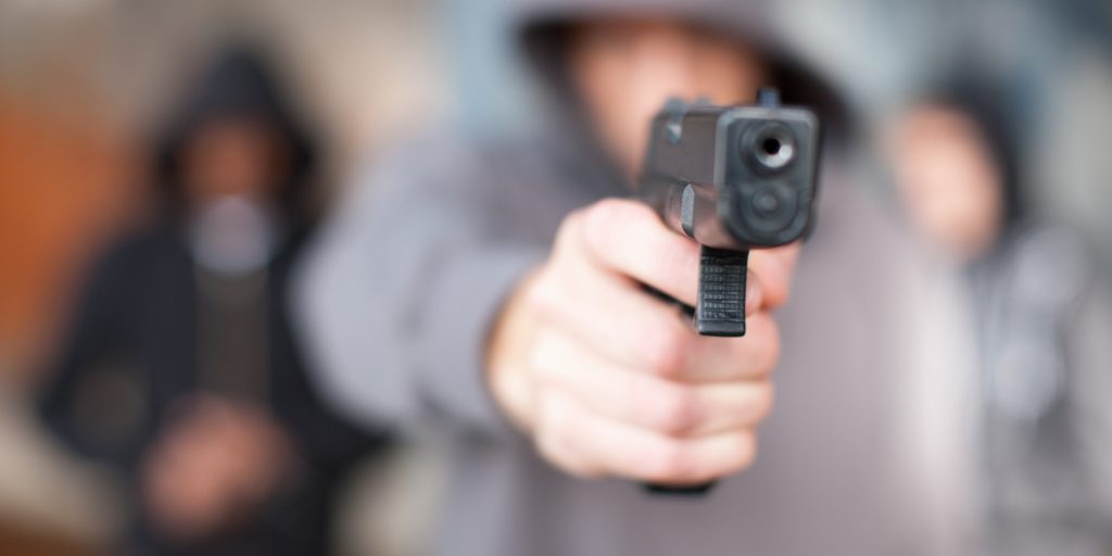 Un ragazzo impugna una pistola (immagine huffpost.com)