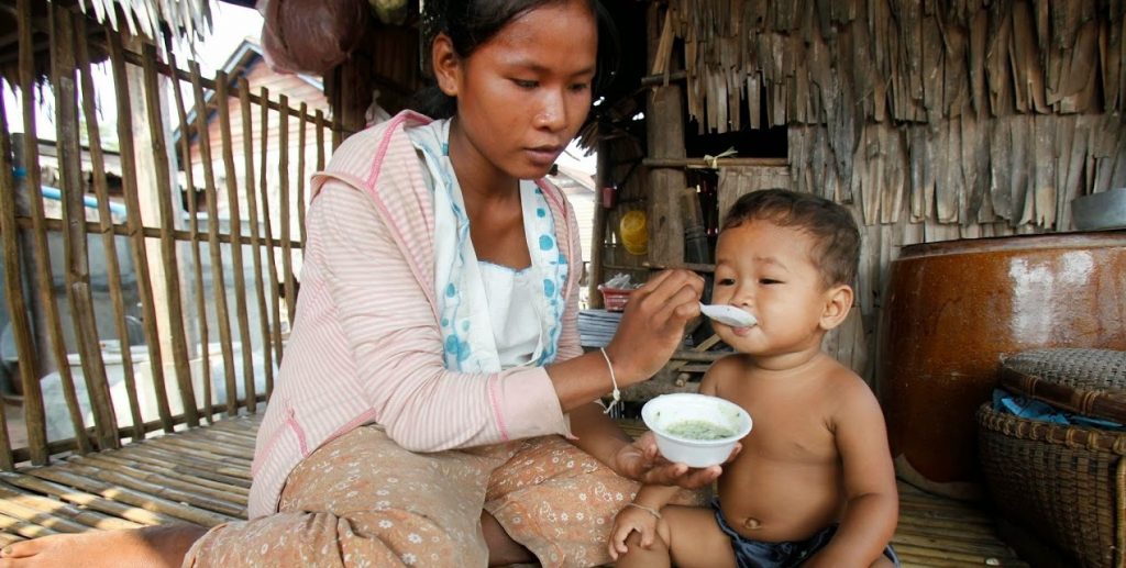 Una mamma nutre il suo bambino in Vietnam (foto: plus.google.com/+UNFAO)
