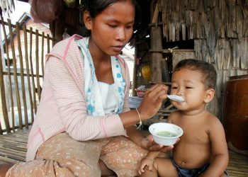 Una mamma nutre il suo bambino in Vietnam (foto: plus.google.com/+UNFAO)